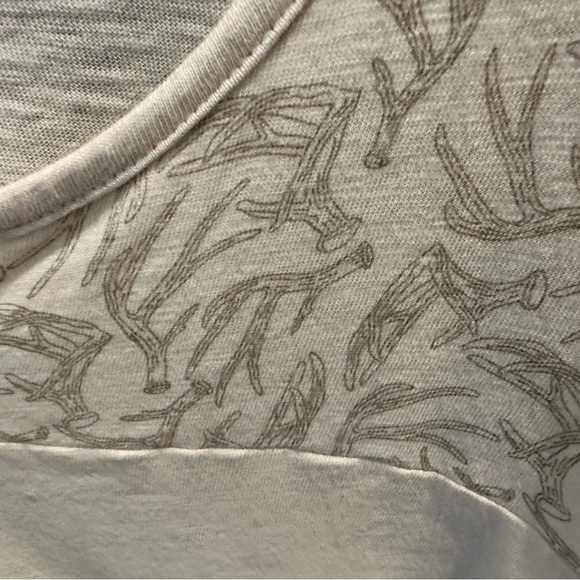 Legendary Whitetails XXL cream colored top with antler design - NWOT - Picture 2 of 10